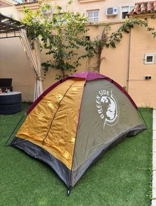 Tienda de campaña verde y dorada