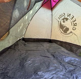 Tienda de campaña verde y dorada