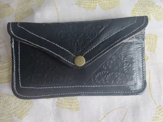 Cartera monedero negra con relieve