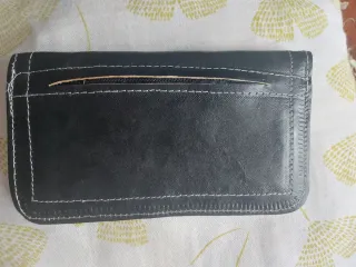 Cartera monedero negra con relieve