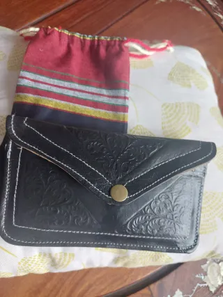 Cartera monedero negra con relieve