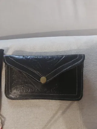 Cartera monedero negra con relieve