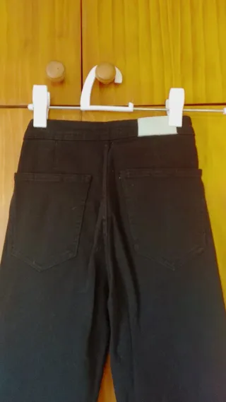 Pantalón campana negro Bershka T.34