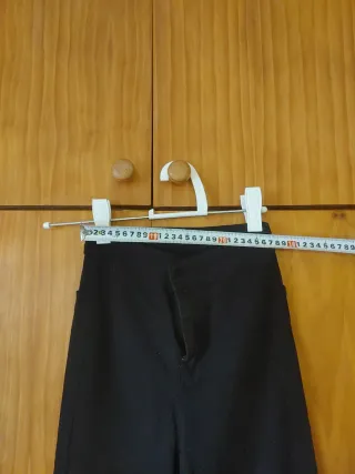 Pantalón campana negro Bershka T.34