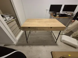 Escritorio 113x60x78cm, 2 cajones. Como nuevo.