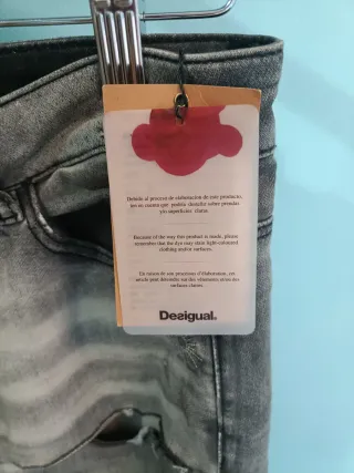 Pantalón Desigual gris con bordados