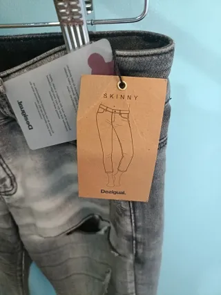 Pantalón Desigual gris con bordados