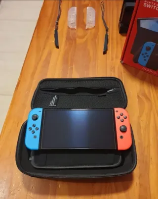 Nintendo Switch OLED roja y azul