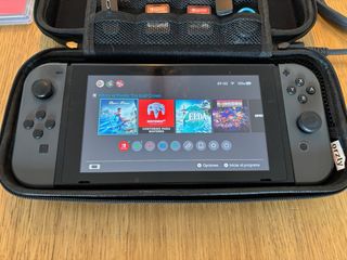 Nintendo Switch + 5 giochi + custodia + controller extra