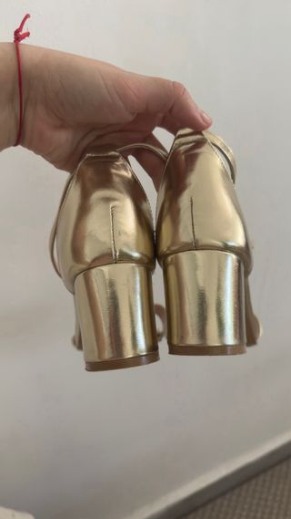 Sandalias doradas de tacón