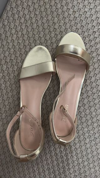 Sandalias doradas de tacón