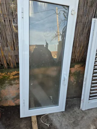 Ventana de aluminio blanca