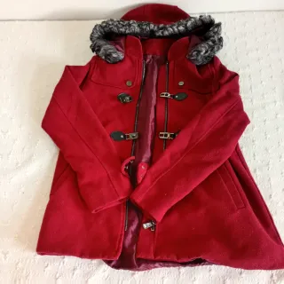 Abrigo rojo con capucha y pelo