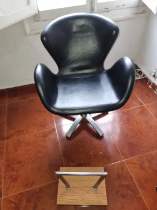 Silla de barbería con su posa descanso de pies