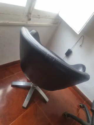 Silla de barbería con su posa descanso de pies