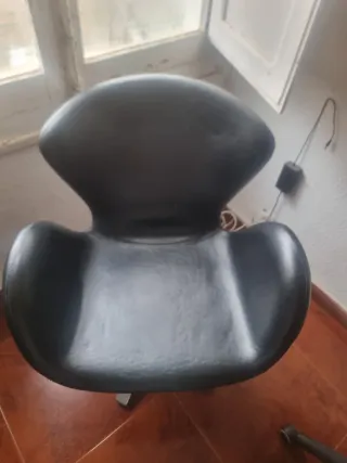 Silla de barbería con su posa descanso de pies