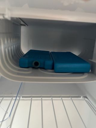 Nevera CHIQ negra + mesa regalo