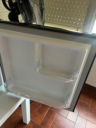 Nevera CHIQ negra + mesa regalo