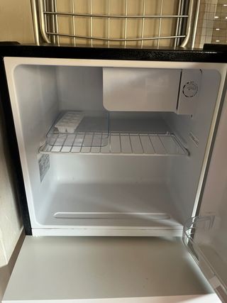 Nevera CHIQ negra + mesa regalo