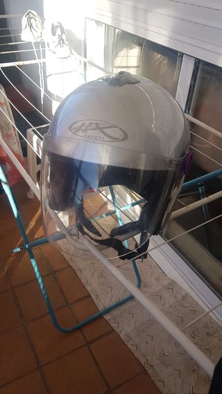 Casco de moto plateado