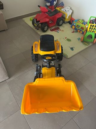 Tractor de pedales sin usar para niño de 3-4 años