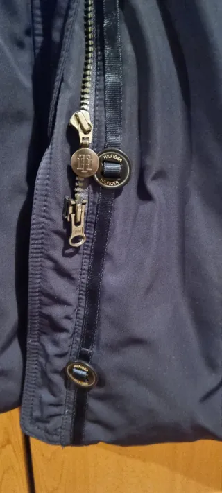 Abrigo azul Tommy Hilfiger con cuello de pelo