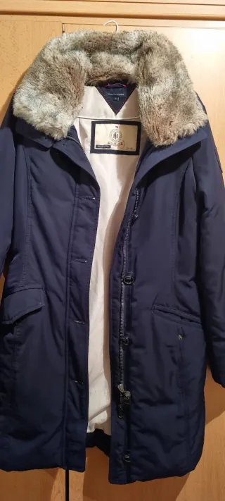 Abrigo azul Tommy Hilfiger con cuello de pelo