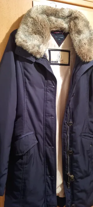 Abrigo azul Tommy Hilfiger con cuello de pelo