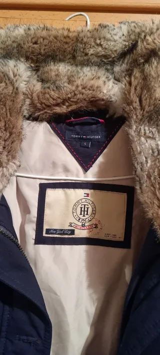 Abrigo azul Tommy Hilfiger con cuello de pelo