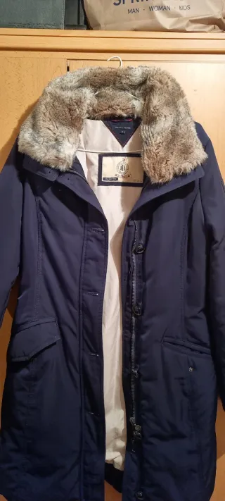 Abrigo azul Tommy Hilfiger con cuello de pelo