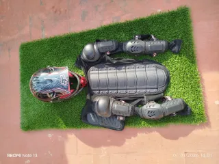 Casco integral moto negro y rojo