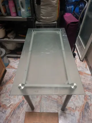 Mesa de cristal y metal