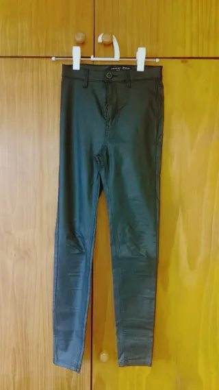 Pantalón encerado negro pitillo Stradivarius T.36