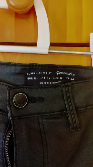Pantalón encerado negro pitillo Stradivarius T.36