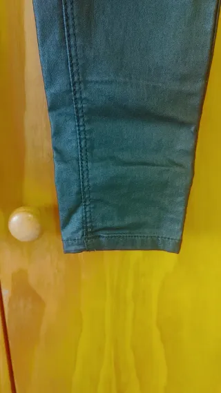 Pantalón encerado negro pitillo Stradivarius T.36