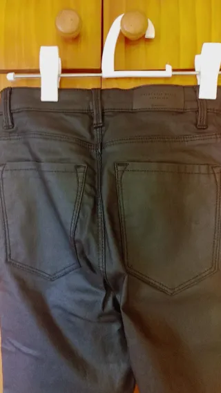 Pantalón encerado negro pitillo Stradivarius T.36