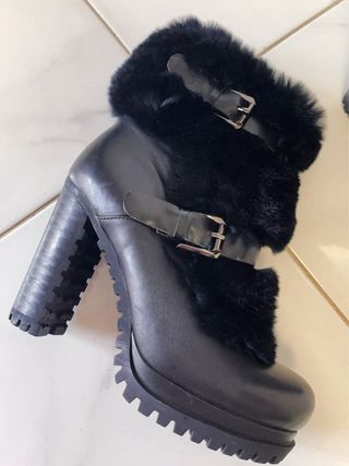 Botas negras con pelo y hebillas
