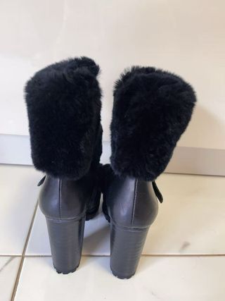 Botas negras con pelo y hebillas