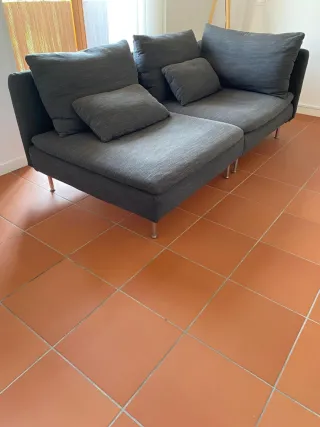 Sofá modular gris Ikea.