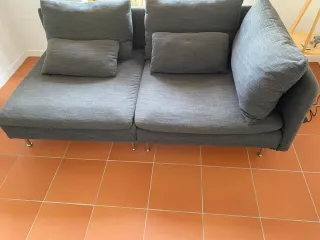 Sofá modular gris Ikea.