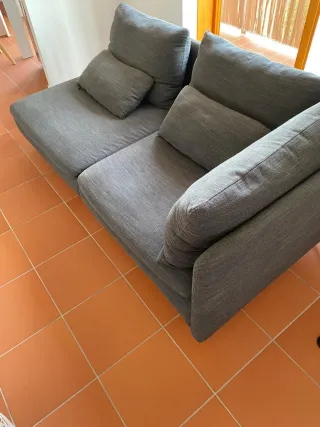Sofá modular gris Ikea.