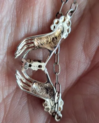 Colgante Manos con Piedra Azul y Plata