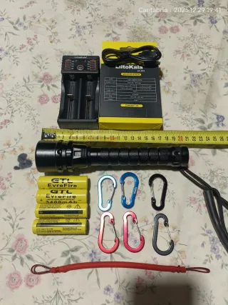 Linterna pesca submarina triple led negra