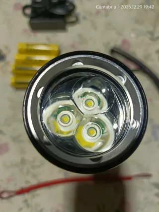 Linterna pesca submarina triple led negra