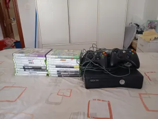 Xbox 360 con 2 mandos y 15 juegos