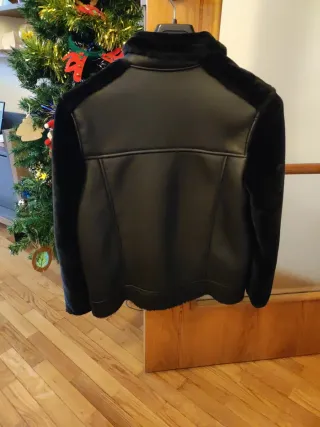 Cazadora Zara efecto piel y pelo negra Talla M