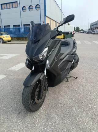 Yamaha XMAX 400 Momo Design Akrapovic.