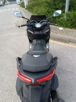 Yamaha XMAX 400 Momo Design Akrapovic.