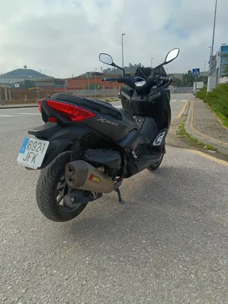 Yamaha XMAX 400 Momo Design Akrapovic.