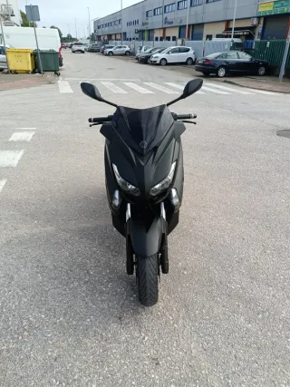 Yamaha XMAX 400 Momo Design Akrapovic.